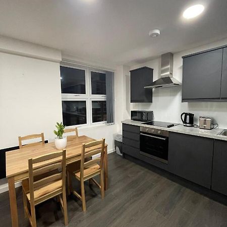 Charming Modern Apartment Near London Heathrow Feltham Esterno foto