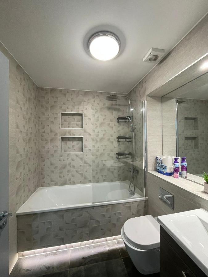 Charming Modern Apartment Near London Heathrow Feltham Esterno foto