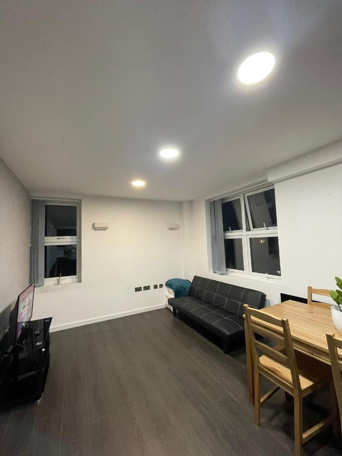 Charming Modern Apartment Near London Heathrow Feltham Esterno foto